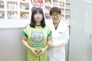 成都江素梅医生和好孕准妈妈合影