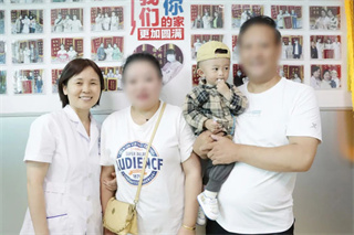 西藏昌都夫妻俩带着儿子来成都不孕不育医院看望何庆医生